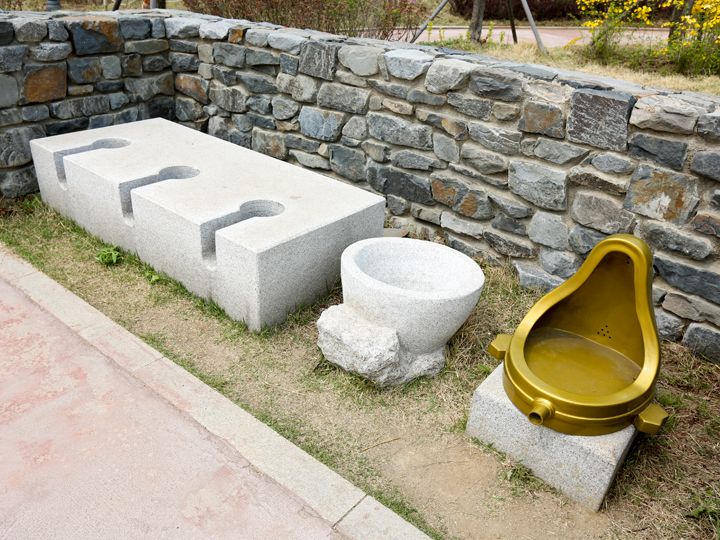 左から古代ローマの便器、中世ヨーロッパの便器、フランスの芸術家マルセル・デュシャンの名作「泉」のレプリカ