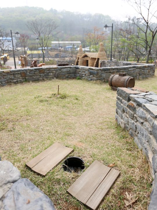 下人専用の屋根のない厠