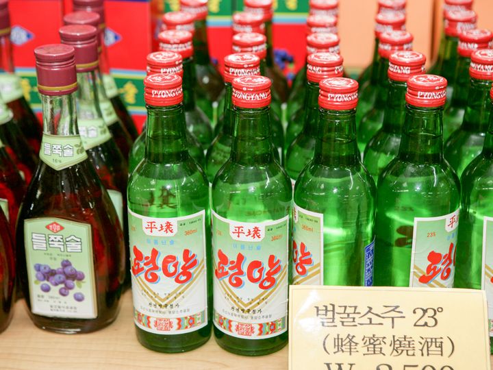 売店では北朝鮮の焼酎などが
購入できる