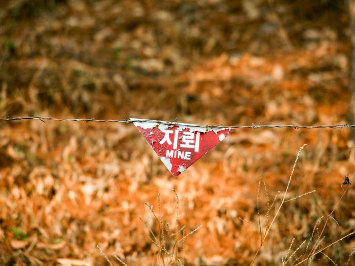 トンネル周辺には「地雷」危険区域に指定されているエリアが残る