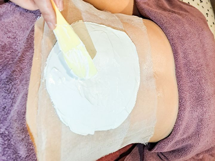 4.腹部解毒パック
おへそ周りに韓方(ハンバン)が含まれた温かい石膏パックを塗り、腸の動きを活性化させ、毒素の排出を促します。