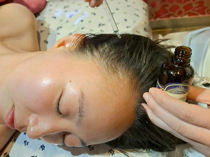 6.アロマ頭皮清浄ケア
頭皮用アロマを垂らし頭全体マッサージ。頭皮の汚れを取ると共に、血液の循環を良くします。最後に簡単なストレッチをしてコース終了です。