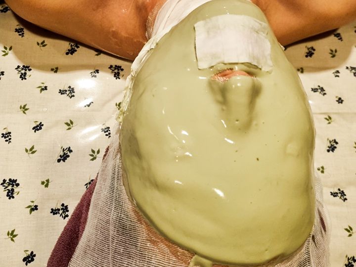 3.リペアパック
ヒアルロン酸アンプルを塗布した上に、リペアパック(写真)を重ねて肌を鎮静させます。パックは、肌タイプに合わせて変えています。