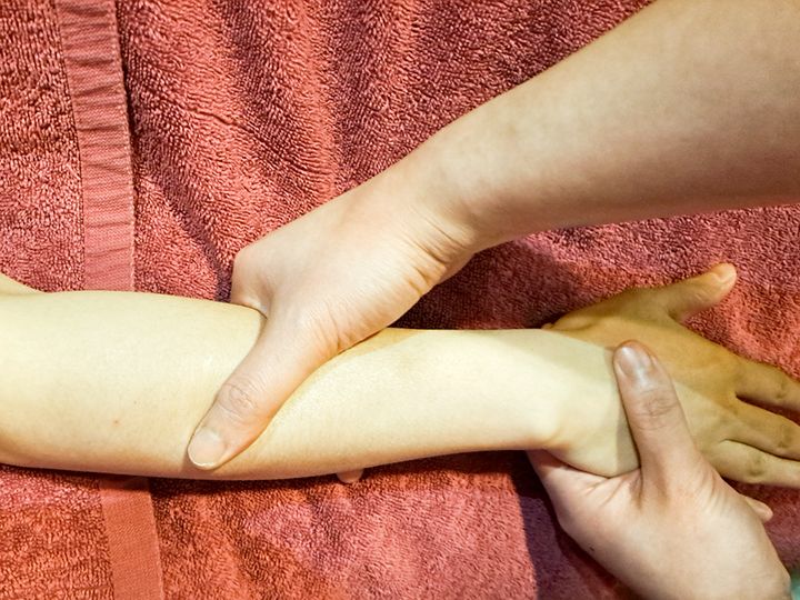 4.わきと腕のドレナージマッサージ
パックをしている間、わきと腕のマッサージを行ない、リンパ液の流れを活性化させ、体内に蓄積した老廃物排出を促します。