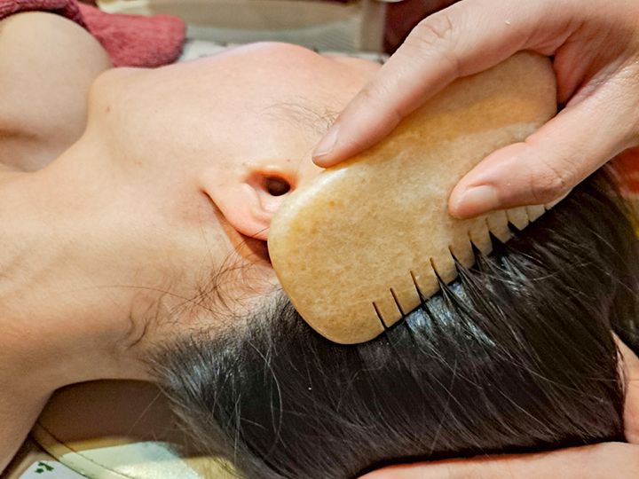 5.頭皮循環ケア
アンプル、セラム、クリームで肌を整えたあと、手とカッサを使って頭皮をケア。最後に簡単なストレッチをしてコースは終了です。