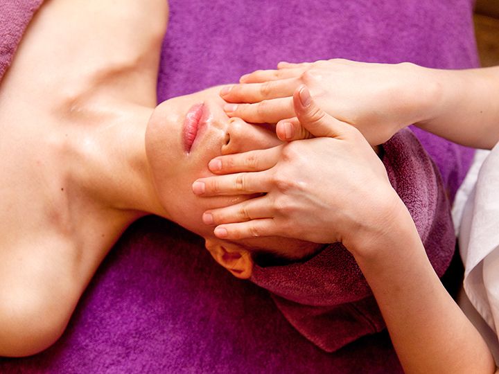 4.骨気マッサージ
顔とデコルテを骨気のハンドテクニックでマッサージ。顔のむくみ解消やリフトアップ効果が期待でき、すっきりとしたフェイスラインと目元へと導きます。