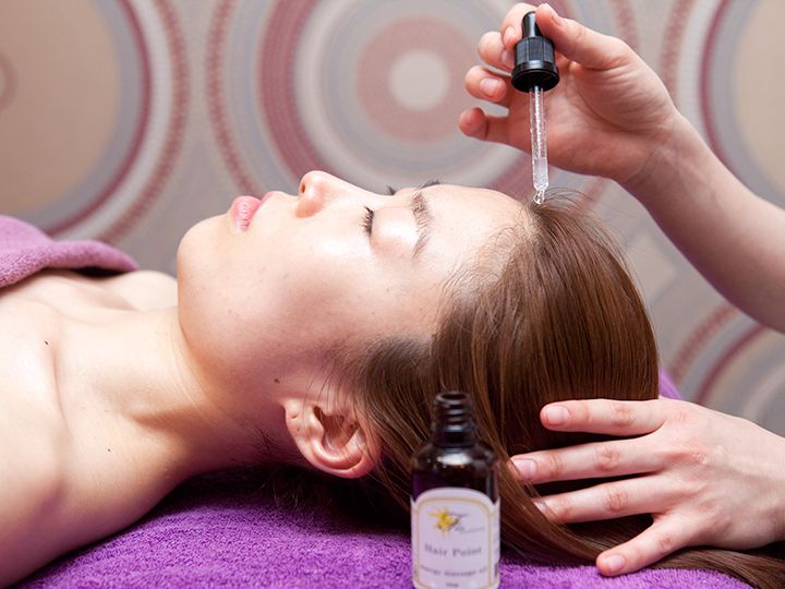 6.アロマ頭皮清浄ケア
頭皮用アロマを垂らし頭全体をマッサージ。頭皮の汚れを取ると共に、血液の循環を良くします。最後に簡単なストレッチをしてコース終了です。