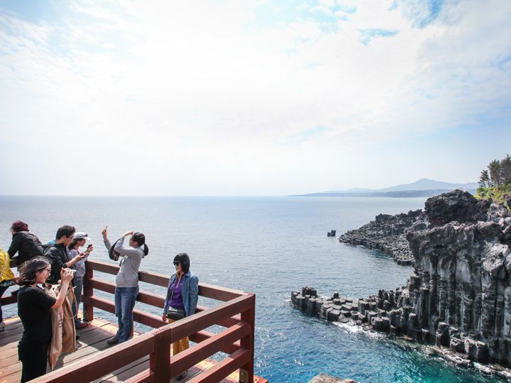 【地域限定無料配送】エレガントな大理石台柱型 大浦 柱状節理帯｜西帰浦(済州島)の観光スポット｜韓国旅行「コネスト」