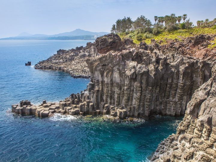 大浦 柱状節理帯｜西帰浦(済州島)の観光スポット｜韓国旅行「コネスト」