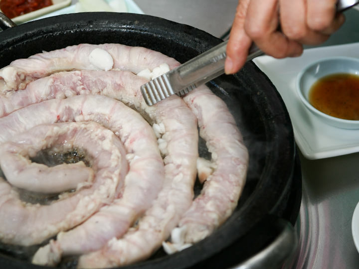 2.出てきた油を取り除いて、牛脂を入れる