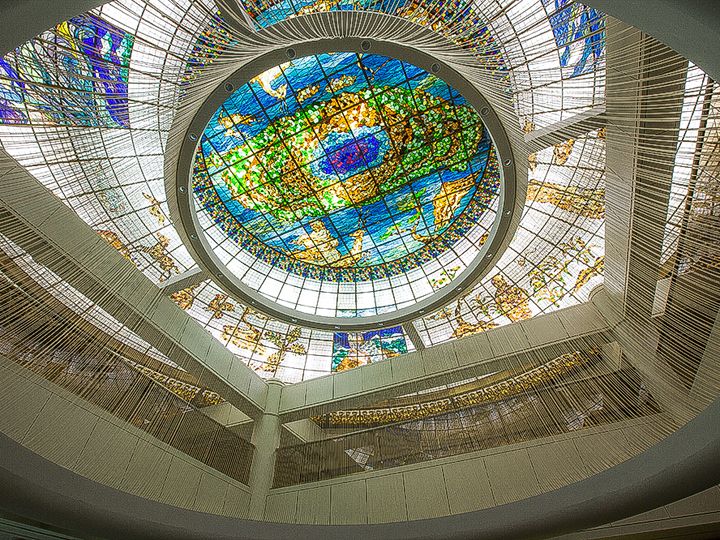 天井には、耽羅の開国神話を表現したステンドグラス