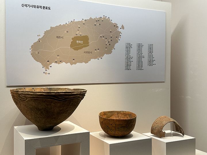 「先史時代」
旧石器時代、新石器時代の土器や道具などが済州島でも出土されまています