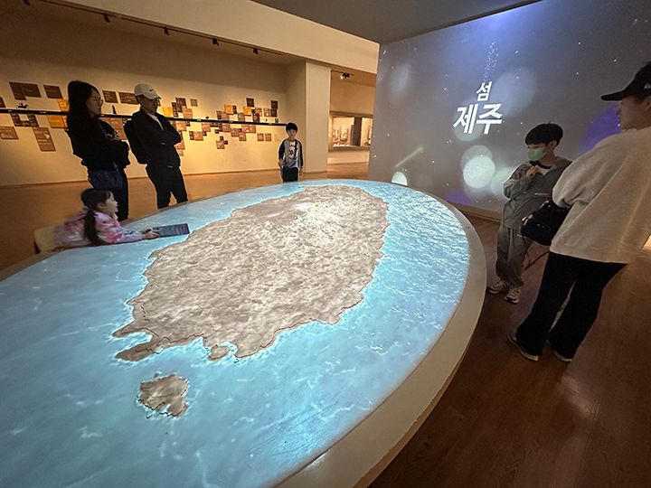 「島、済州」
火山島という済州特有の神秘的な地形を紹介