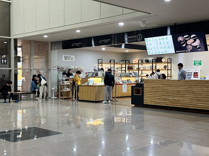 記念品ショップ(左)、無料チケット案内(右)