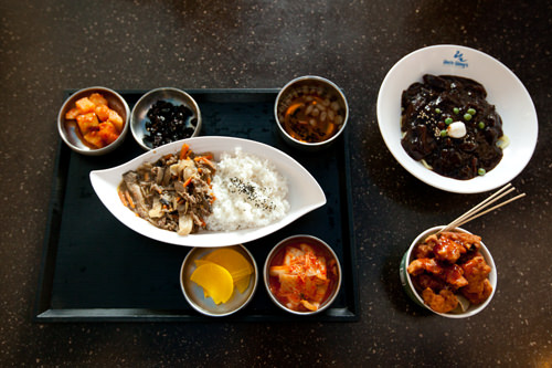 プルコギトッパッ(左、9,500ウォン)、チャジャンミョン(右上、6,500ウォン)、チキン(右下、5,900ウォン)