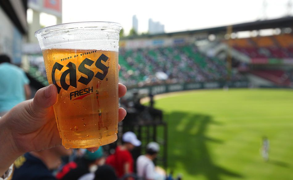 マウンドのグリーンと黄金色のビールがよく似合う