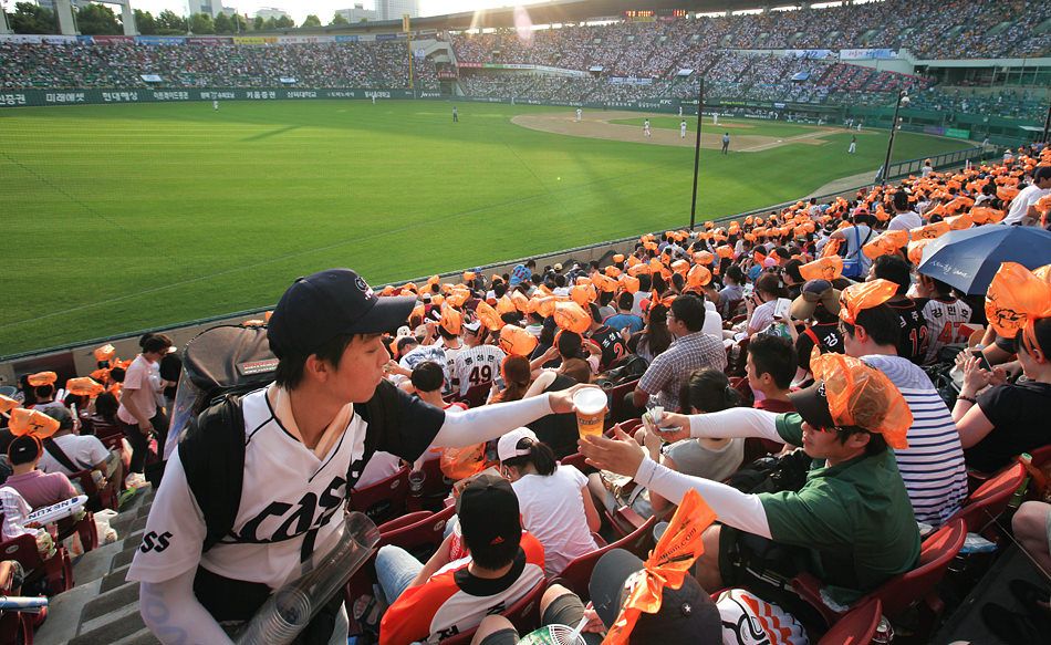 韓国でもビールサーバーを背負った売り子さんがお馴染み