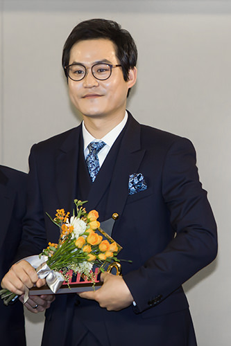 「犯罪との戦争」「隣人」「隠密に偉大に」などの大ヒット映画で味のある役を演じたキム・ソンギュン