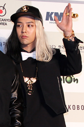 若者のカリスマG-DRAGONが発する「Follow me」は思わずマネしたくなるクールさ