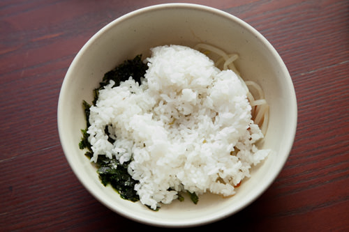 丼にご飯を入れる