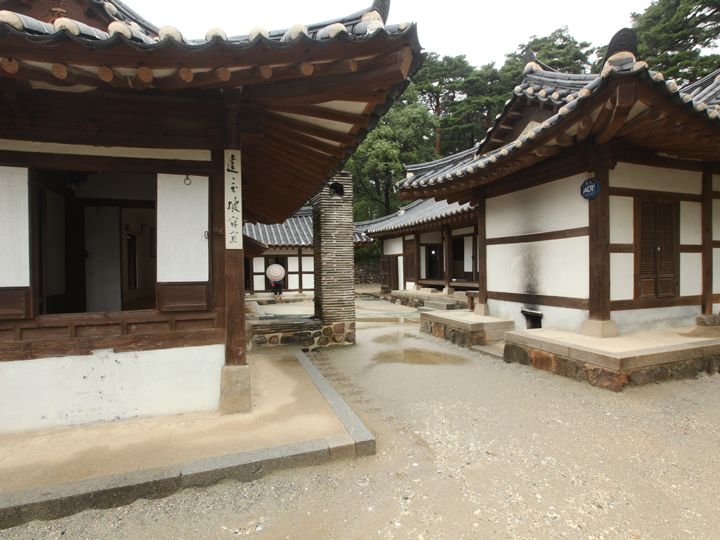 舎廊棟(左)と母屋(右)