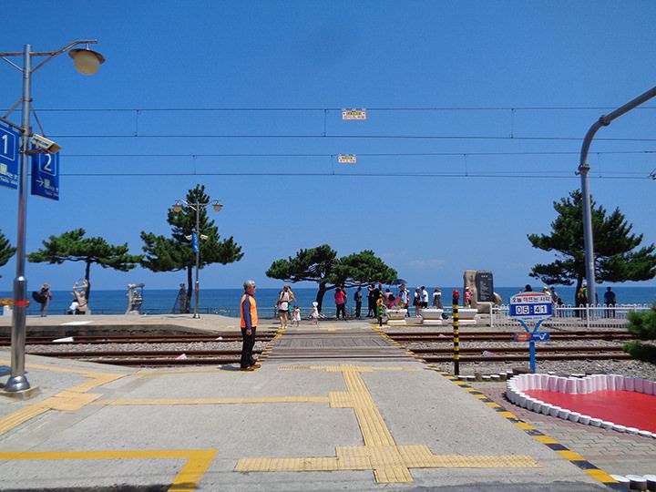 海のすぐ隣の駅