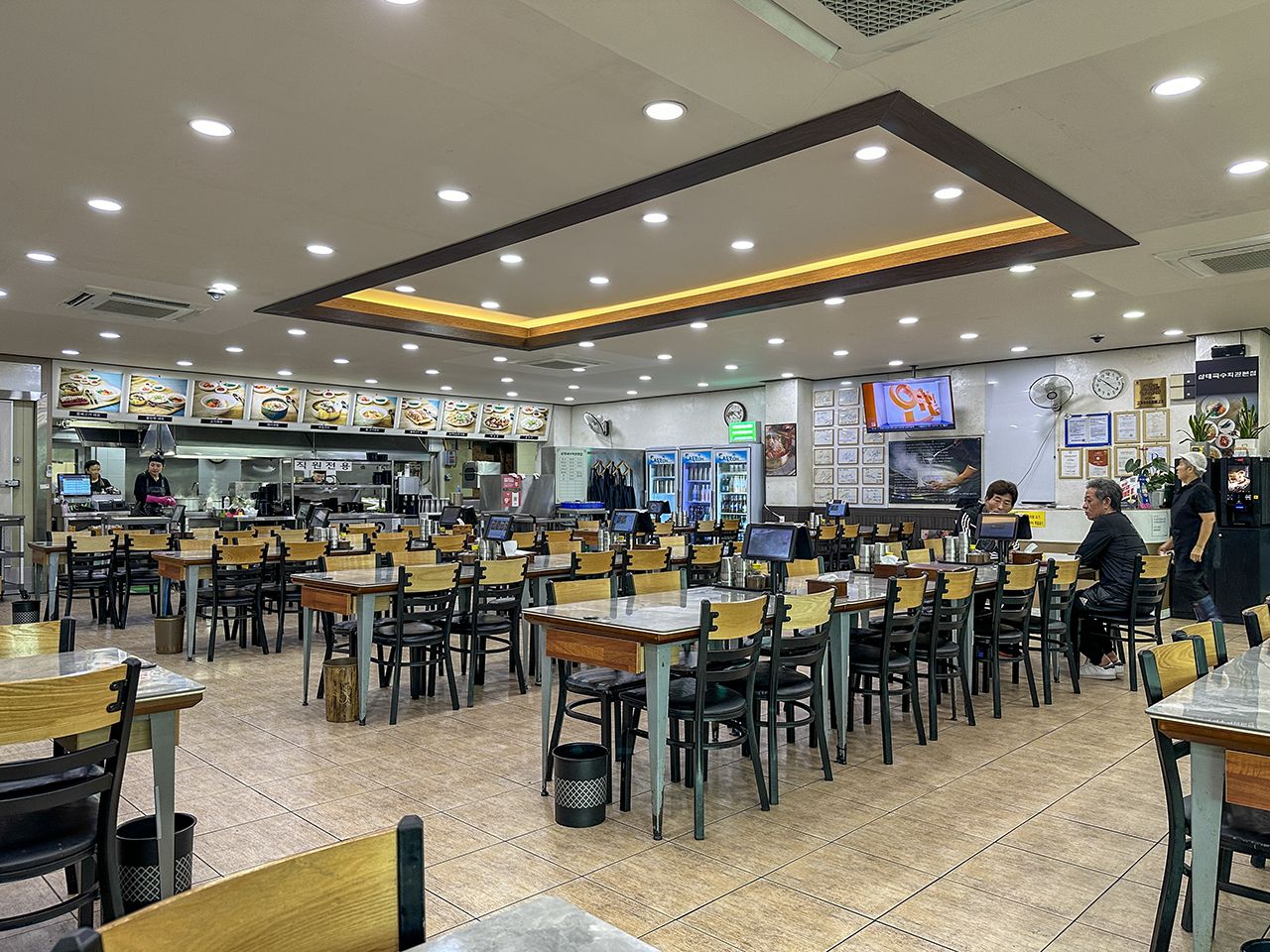 3代ククス会館 本店｜旧済州(済州島)のグルメ・レストラン｜韓国旅行