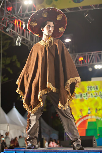 特設ステージでは伝統衣装のファションショーなどを開催