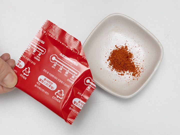後入れの激辛粉末スープで辛さを調整