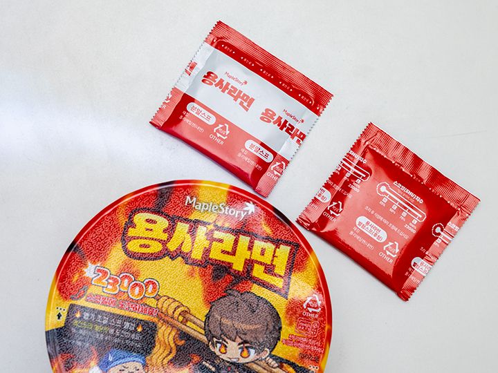 左がお湯を注ぐ前に入れる基本スープ
右が後入れの激辛スープ