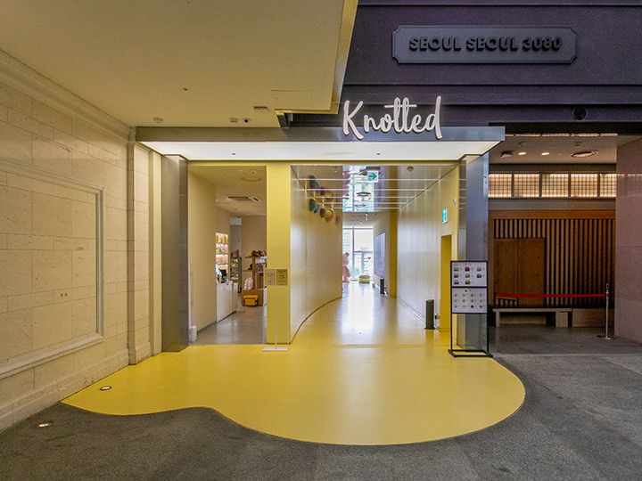 「CAFE Knotted(カフェ・ノーティッド)」
ソウルで人気のドーナツカフェ。窓側の席からは「石村湖」が眺められる