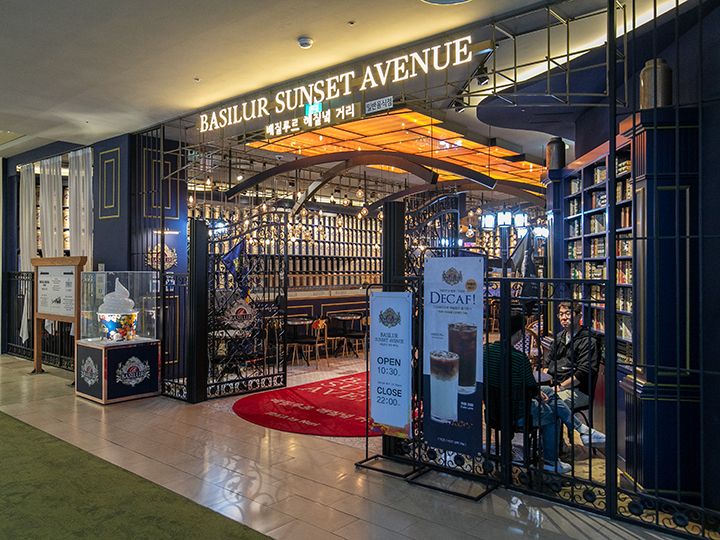 「BASILUR(バシラー)」
紅茶・ミルクティーの人気カフェで、豪華な内装も話題