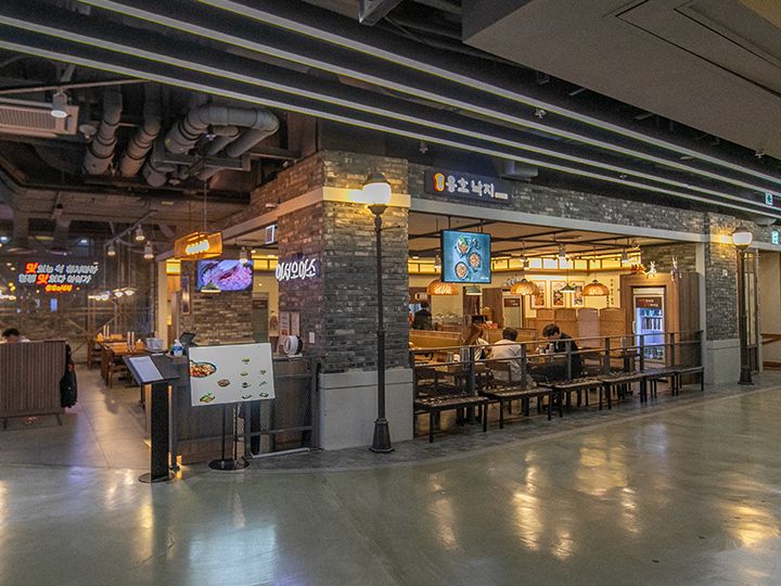 「龍湖洞(ヨンホドン)ナッチ」
釜山名物の海鮮炒め「ナッコプセ」が食べられる海鮮レストラン