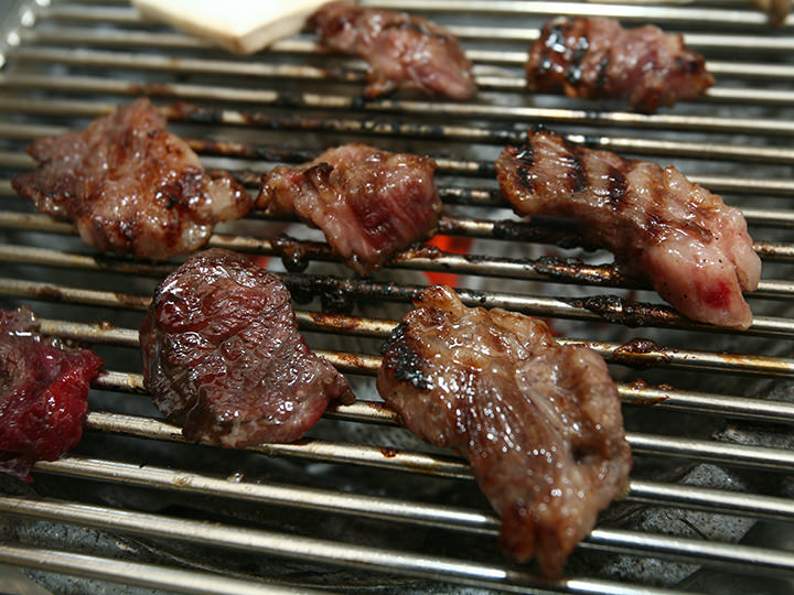 国内牛を満喫できる炭焼カルビ「朝鮮火炉クイ」