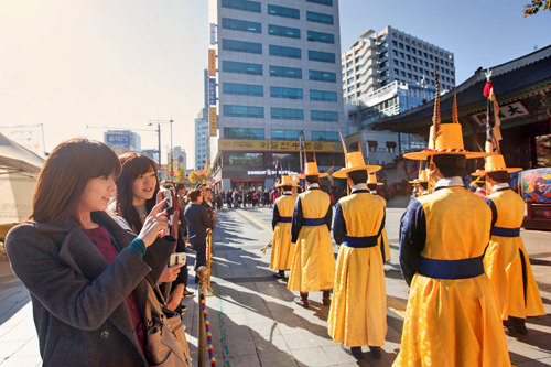 狙いは1日3回の「王宮守門将交代儀式」タイム!