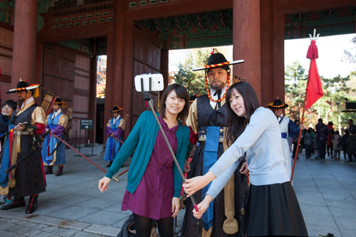 自撮り棒 セルカ棒 と一緒にめぐるソウル 韓国旅行モデルプラン 韓国旅行 コネスト 自撮り棒 セルカ棒 と一緒にめぐるソウル 韓国旅行モデルプラン 韓国旅行 コネスト