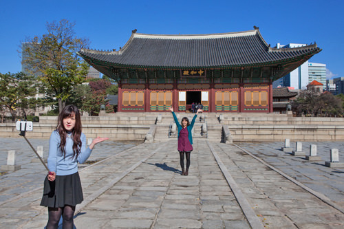 遠近感を利用したポーズも