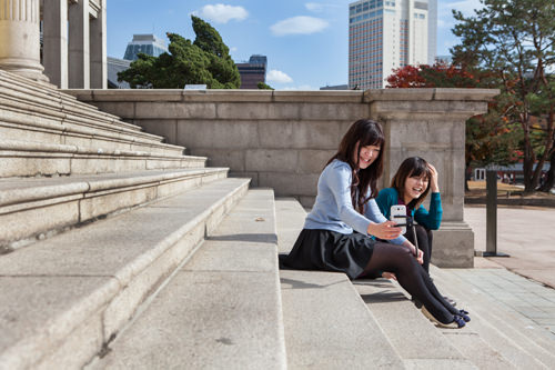 真っ白な白階段に座って…
