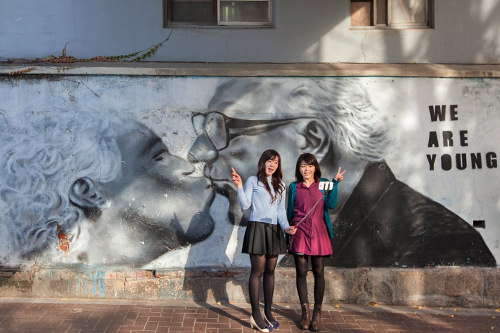 巨大なラブラブ老夫婦の壁画は…