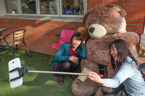 ねぇねぇ、お姉さんたちと一枚どう?