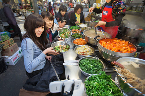 市場内や屋台は狭いところも多いので、一言声かけを