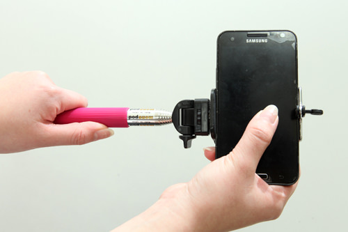 1.セルカ棒の上部を引っ張り、クリップに携帯電話をはさむ