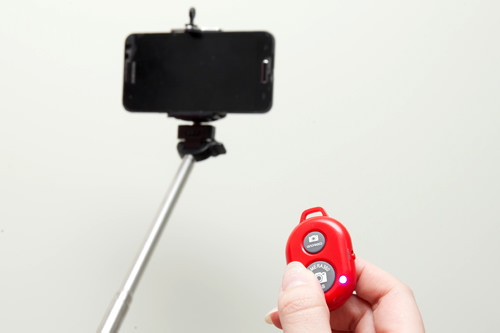 USBで充電、Bluetoothで携帯とワイヤレス接続できるタイプのリモコン