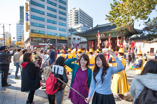 振り回し注意
撮影に夢中になるあまり、周りの人やものに接触してしまう事故も。使用時は周囲を充分に確認しましょう。