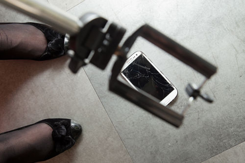 ケータイ落下注意
セルカ棒のクリップ部分から携帯電話がすり抜け、携帯電話が破損する事故が多発中。しっかりと固定を!