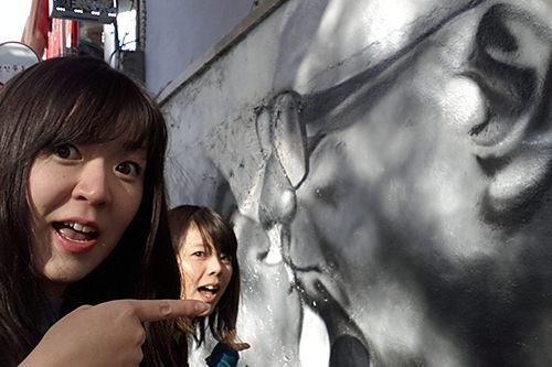 間近で冷やかす!ヒューヒュー♥