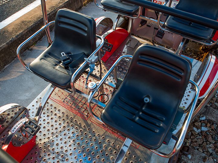 ブレーキは前方左側の座席横