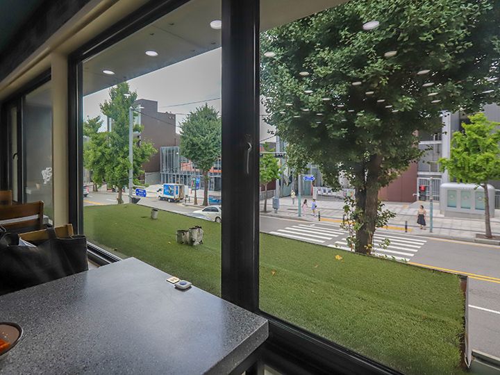 窓側席からは大通りが見下ろせる