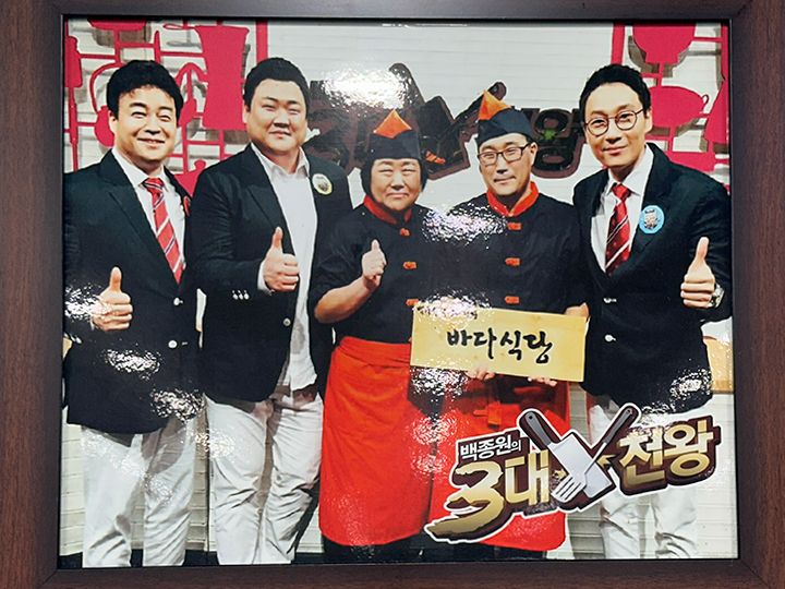 「ペク・ジョンウォンの3大天王」で表彰された店主(中央)