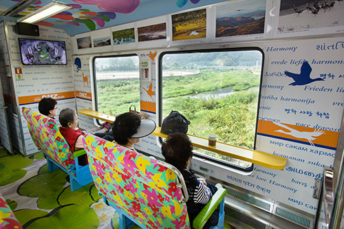 大きい車窓が特徴